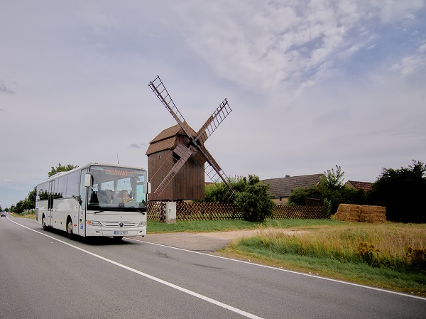 Bus steht vor einer Windmühle in der Region Krostitz 