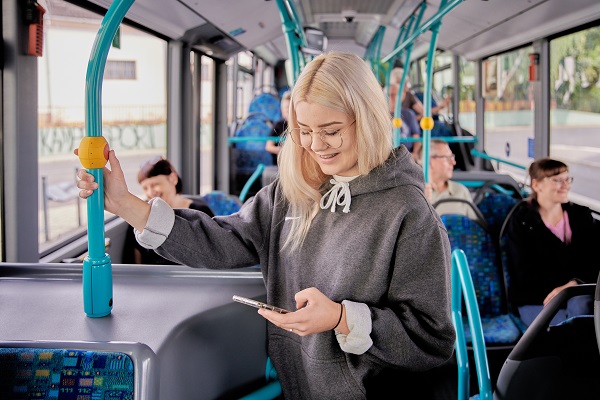 Jugendliche im Bus liest Nachrichten auf dem Smartphone 